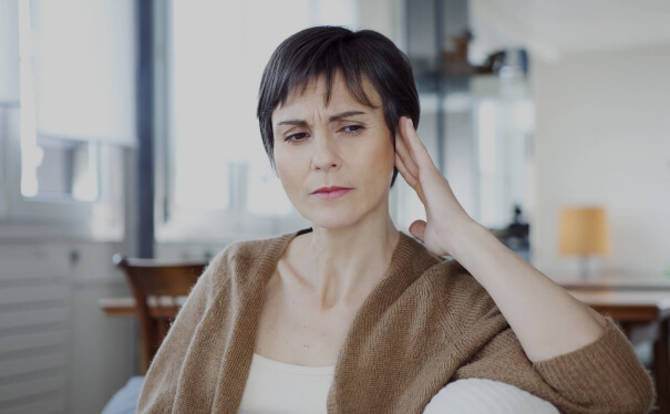 женщина приложила руку к голове